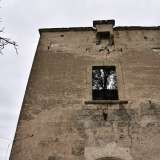 In alto la struttura � coronata da una massiccia torre fortificata su cui tuttavia � impossibile salire